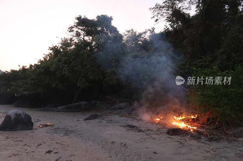 黄昏时海滩篝火/灌木丛上的篝火，印度果阿海岸灌木丛上的火灾危险